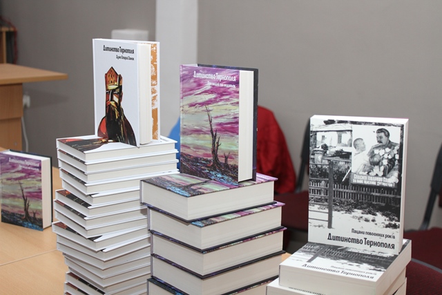 Книги про Тернопіль, які Тарас Циклиняк подарував студентам ТНПУ